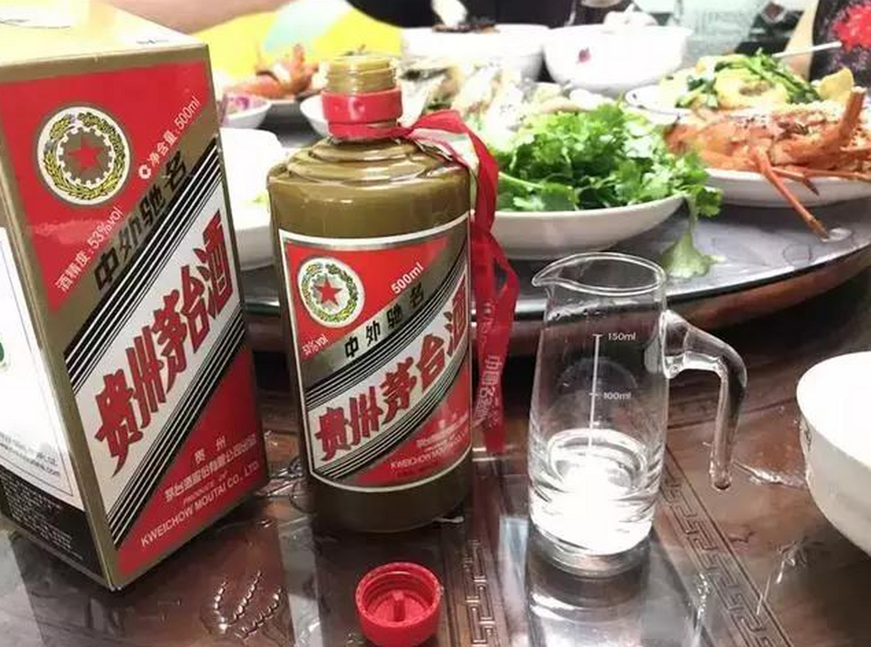 白酒# 单位42岁副总,之前喝酒都是茅台五粮液,最近却迷上2款低价蛊靠