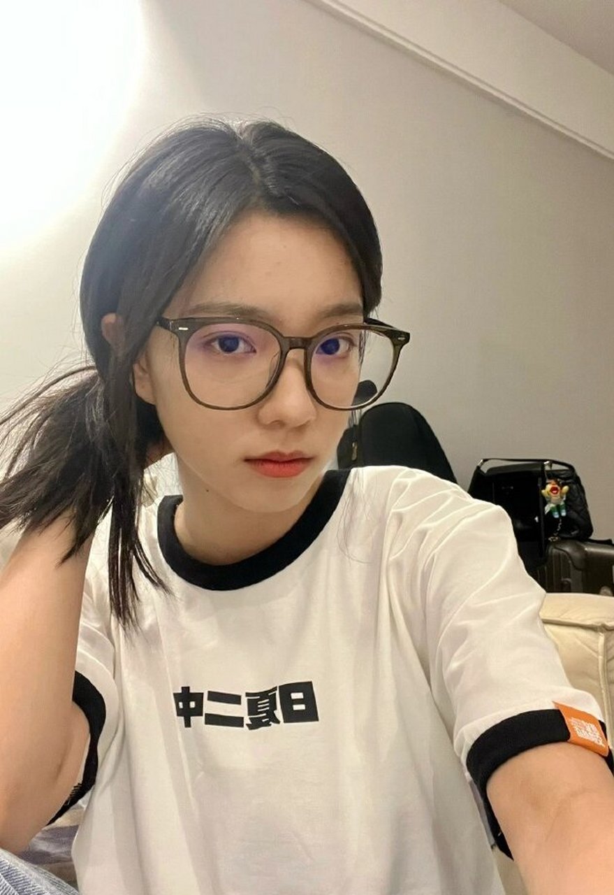 庄达菲素颜美少女日常,没有偶像包袱的生活真挺舒适的,日常素颜出镜