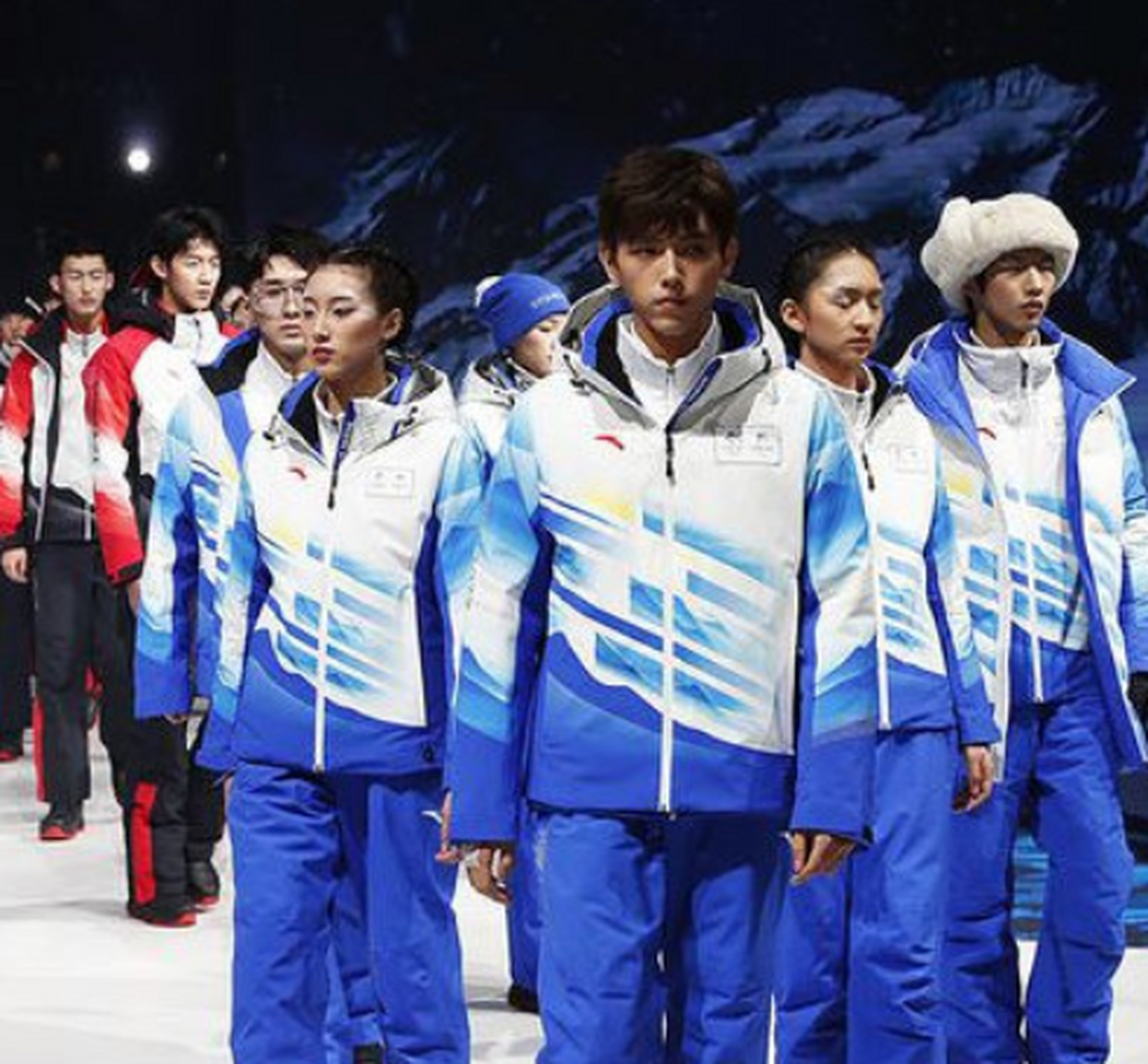 中国的冬奥领奖服由艺术家叶锦添先生亲自设计操刀,以汉字"中"为灵感