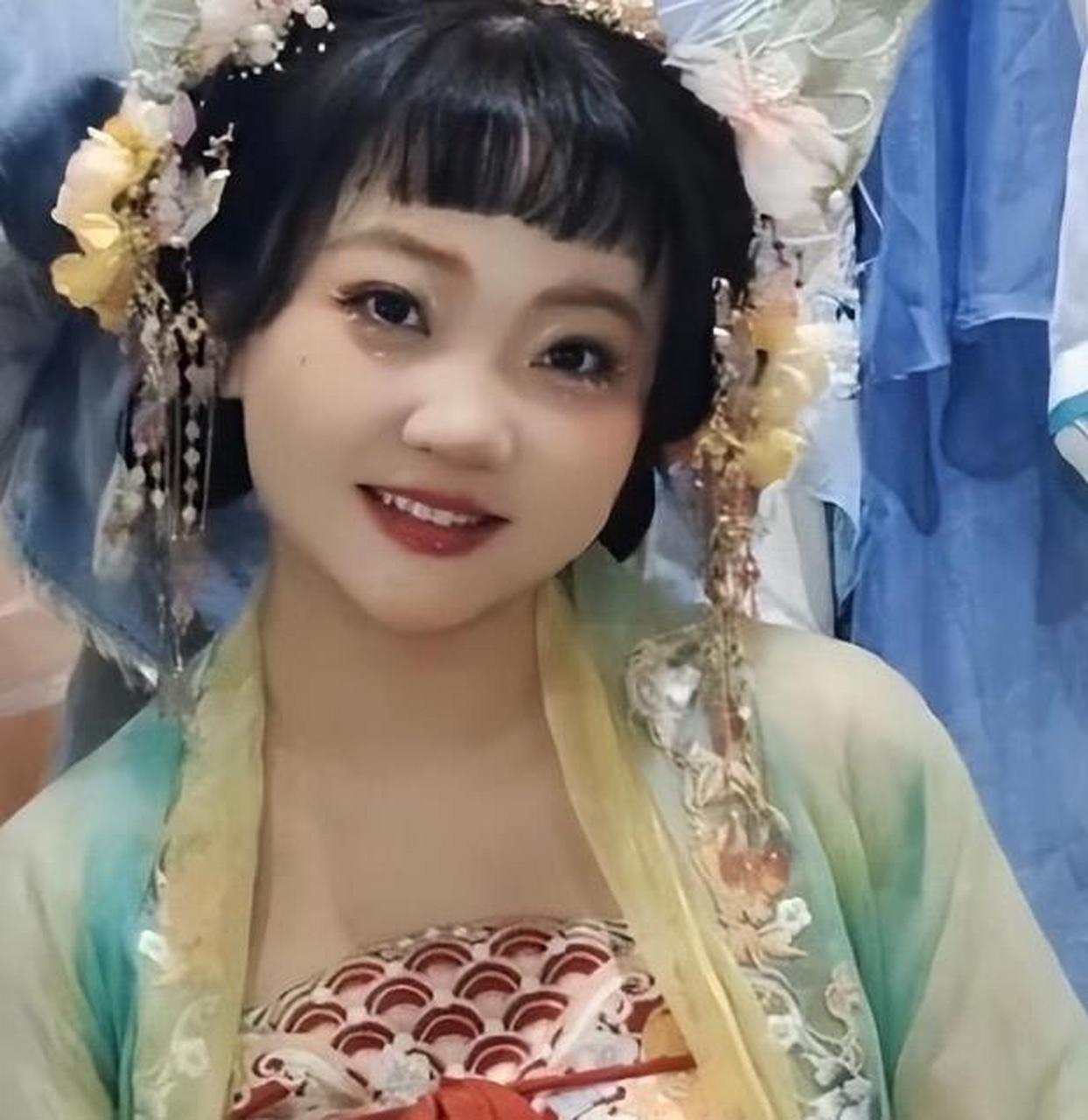 24岁林妙可参加婚礼,被指打扮土气