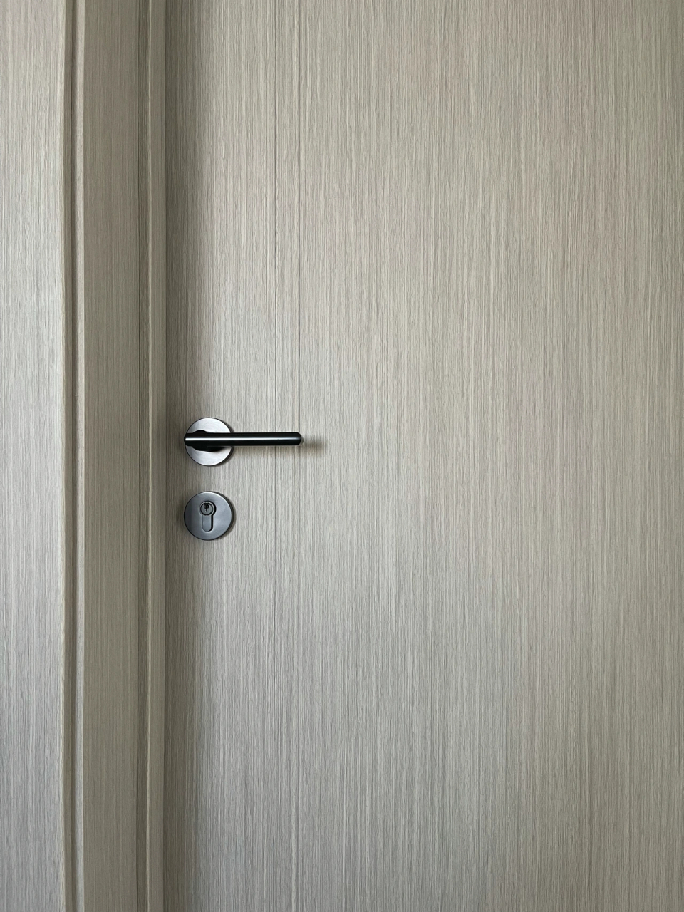 我家全屋都是2300cm的通顶门,效果很   .