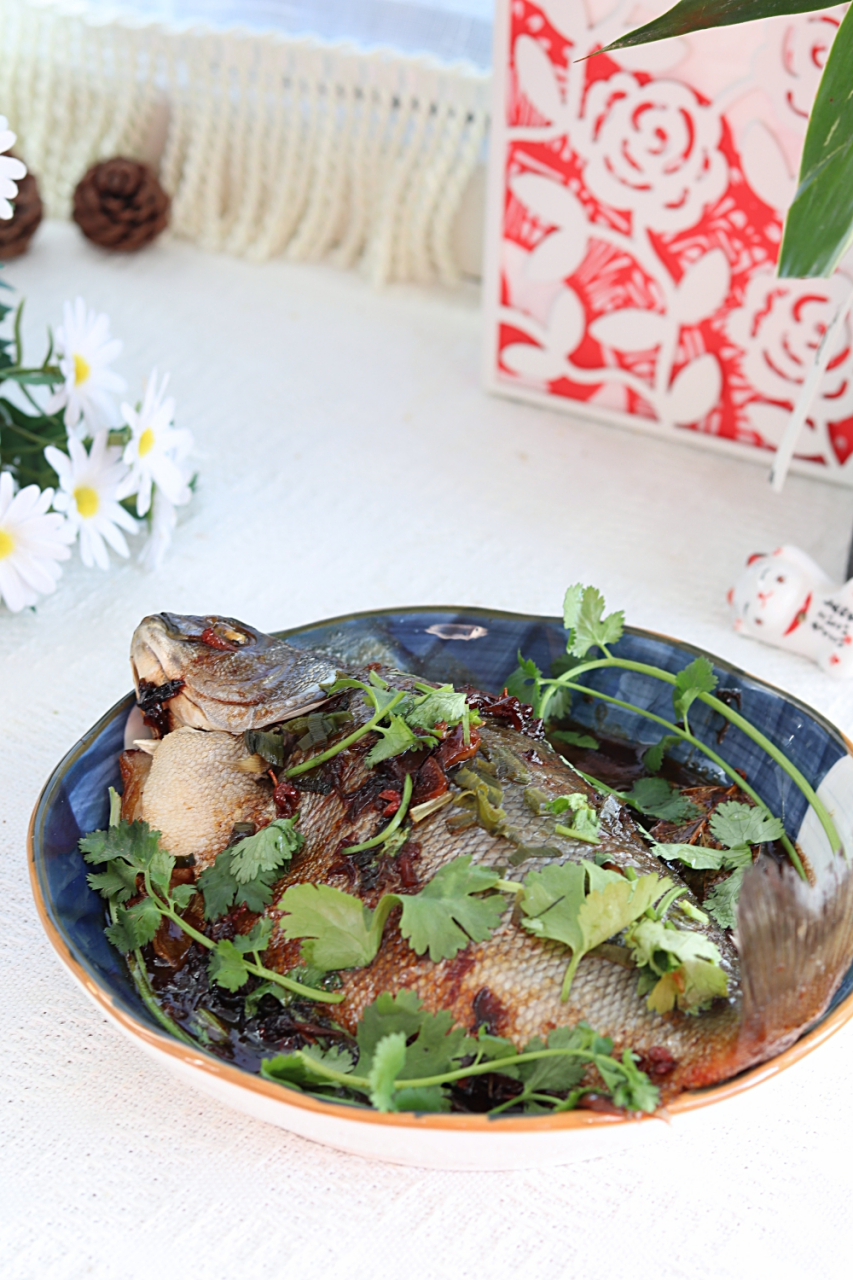 家焖翡翠斑 翡翠斑,有"澳洲国宝鱼"之称,料理方式多种多样,今天给大家