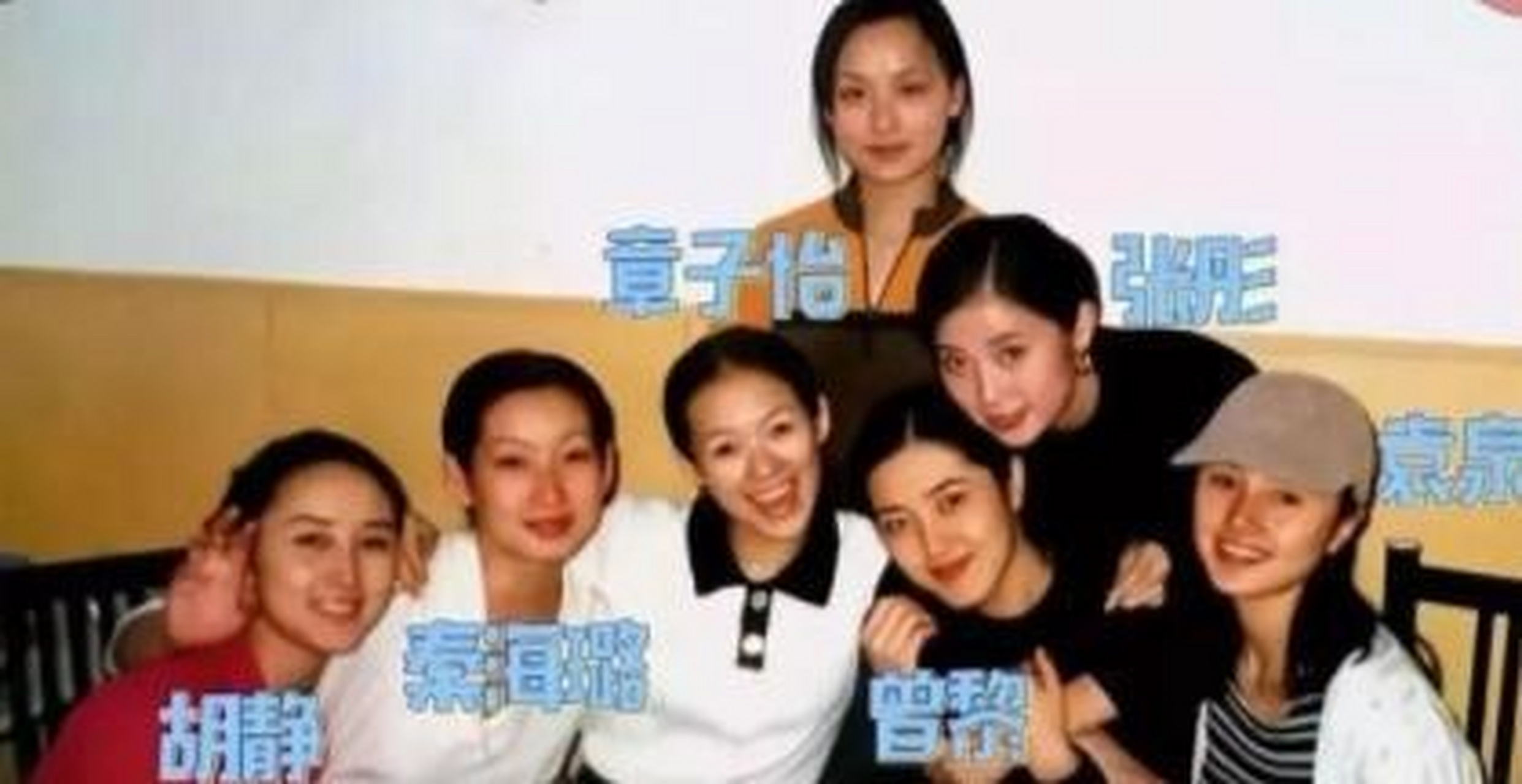 据说当时是夏雨参加范冰冰的生日,范冰冰为感谢夏雨主动献吻.