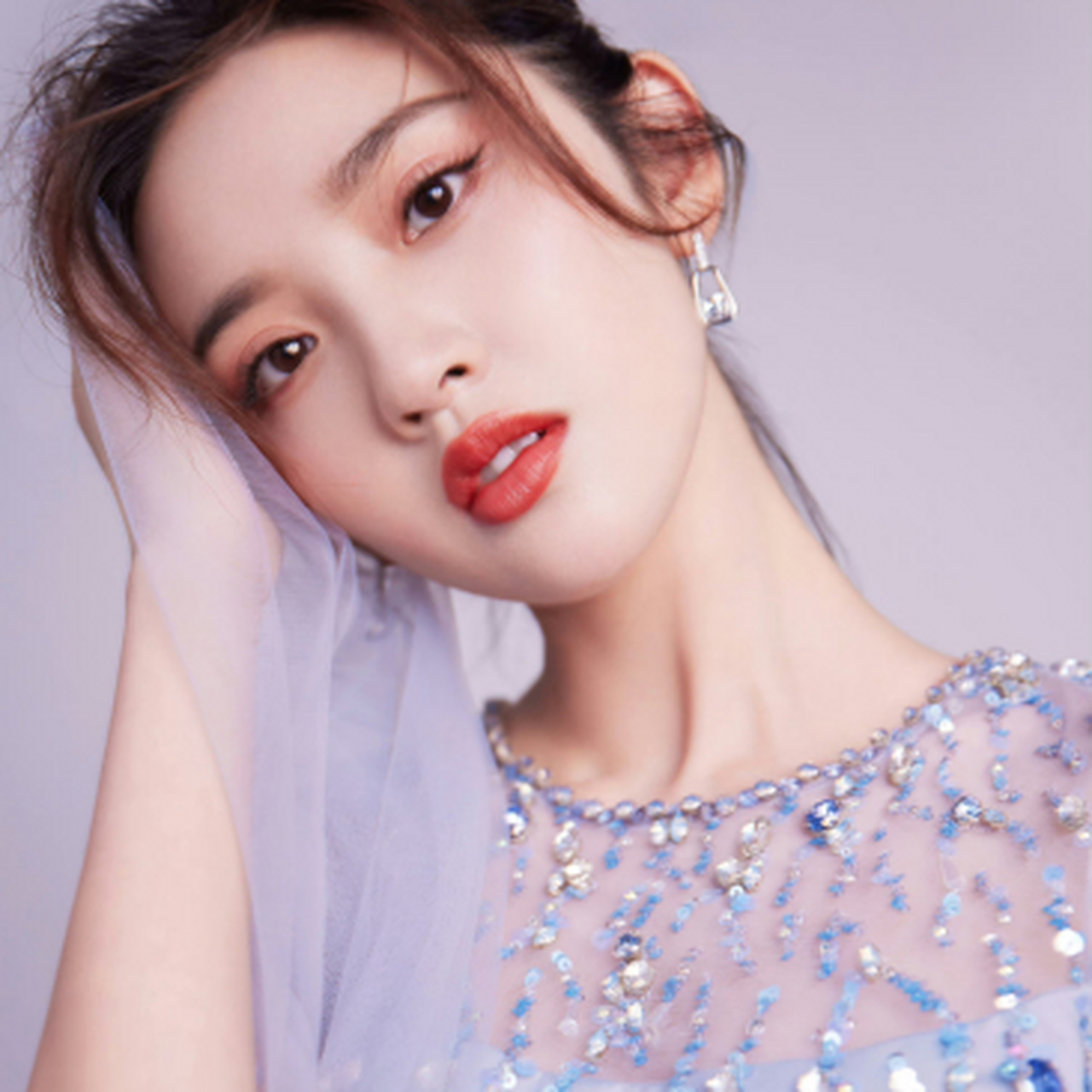 唐艺昕,一个充满活力和魅力的女演员,以其甜美的笑容和扎实的演技赢得