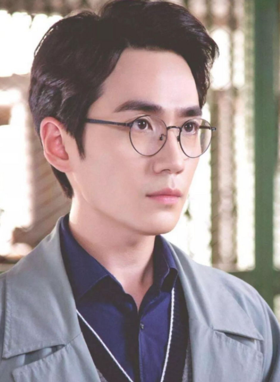 长期戴眼镜眼睛会凸变成"金鱼眼"?这种说法科学吗?