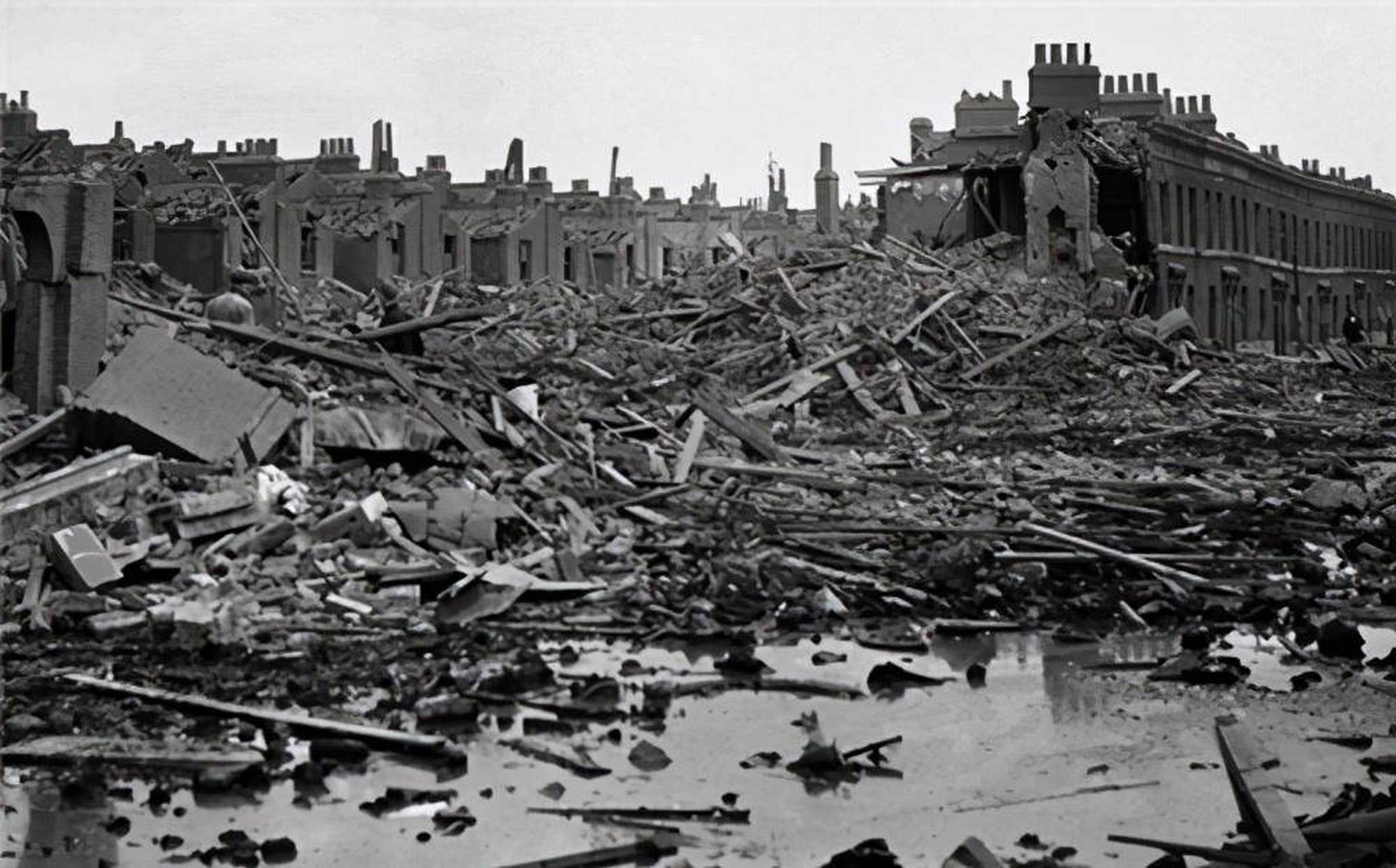 1941年,在伦敦大轰炸中,两名幸存被解救的女孩.