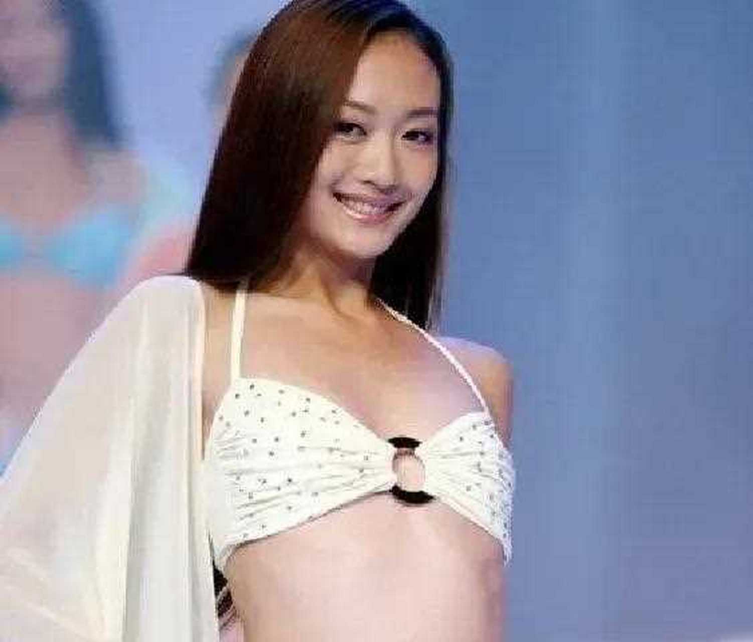 王鸥年轻时候的泳装秀 白底波点印花青靓丽