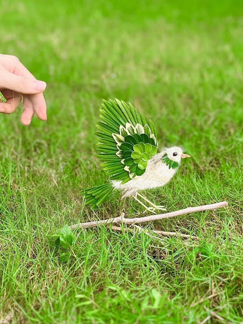 如何制作树叶贴画小鸟?