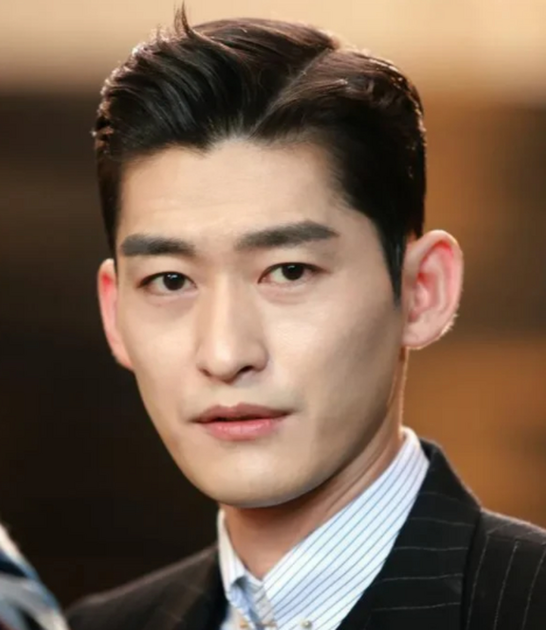 有人说张翰长的很帅,很有霸总范,更有甚者称他为实力派偶像男演员,可