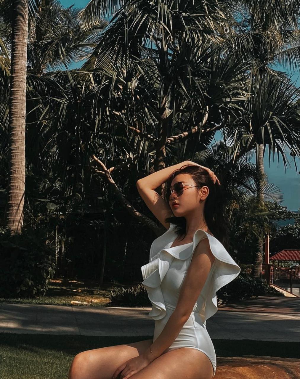 椰林里的黑妹荷叶边白色泳衣健美又俏皮