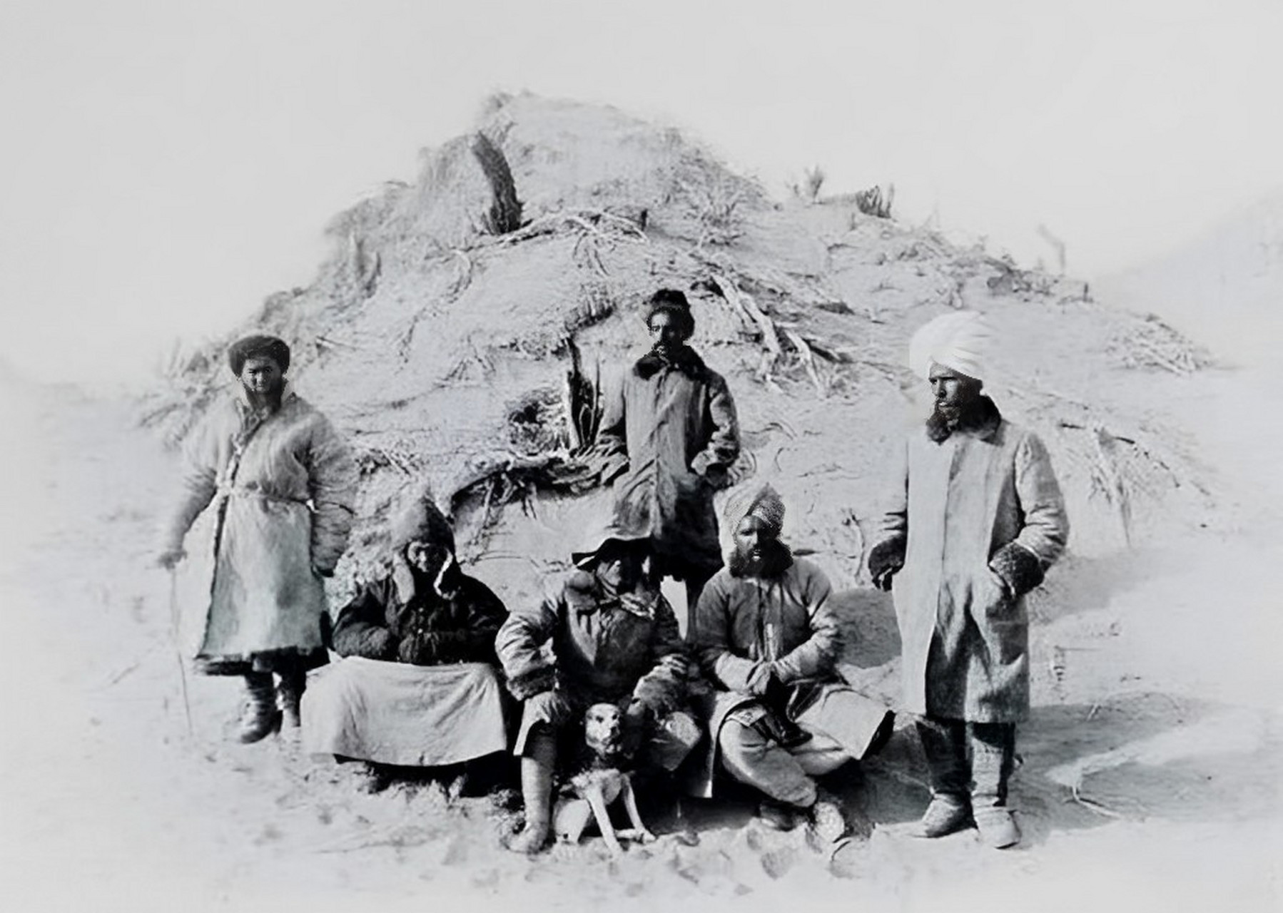 1907年,蒋孝琬陪同英国斯坦因到敦煌莫高窟.