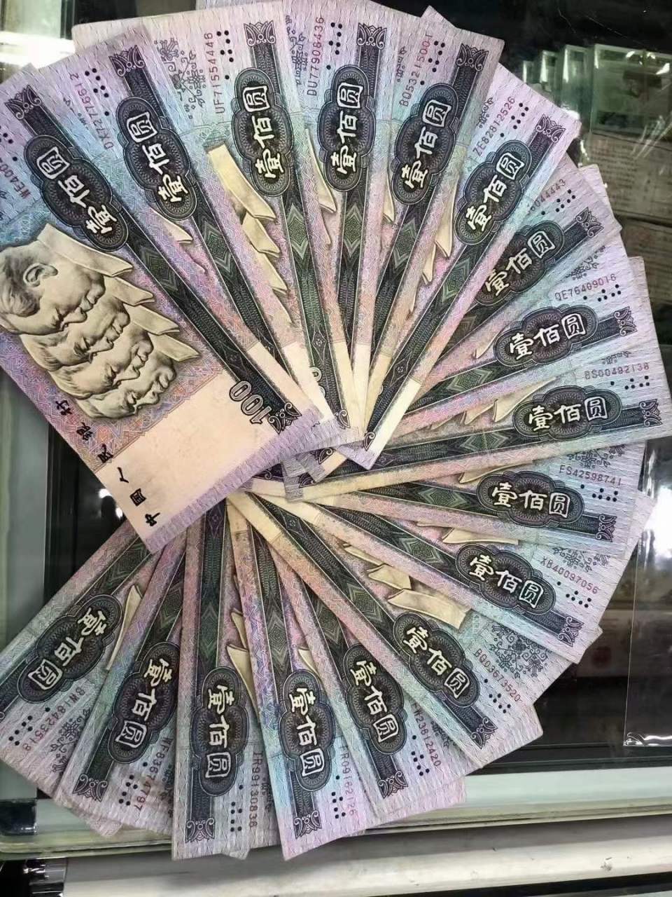 以前的百元大钞可以养活一家四口,现在就不行啦.