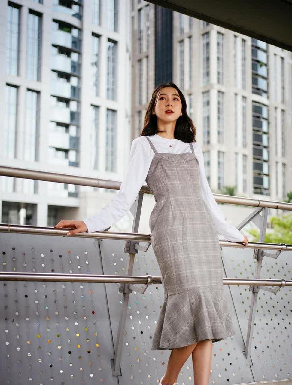 背带裙搭配白色小衫,减龄甜美给你满满的少女感