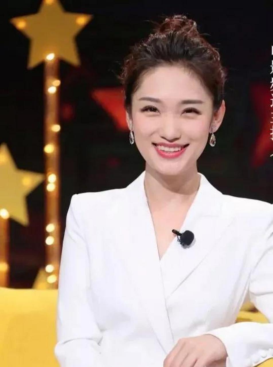 央视"最美主持人"蓝羽