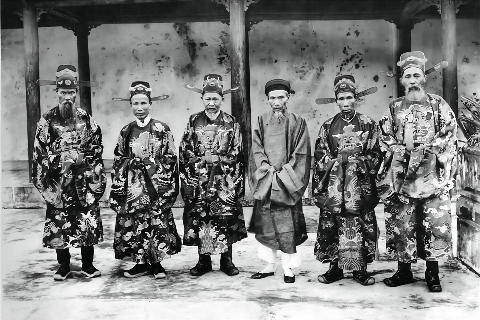 越南阮朝时期(最后一个朝代)的官服,看起来还是接近明朝的款式.