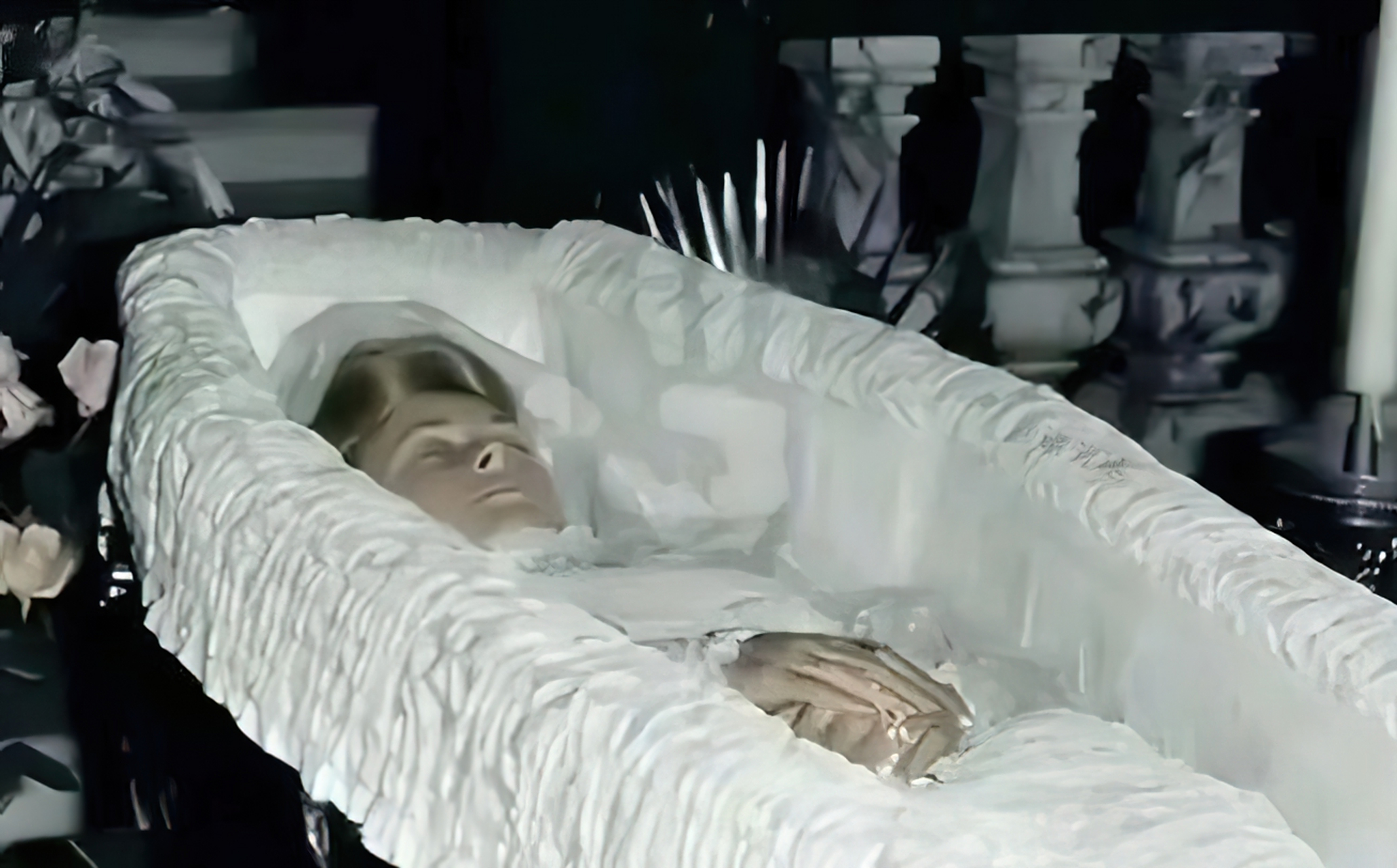 查尔斯王子和戴安娜的两个姐姐一起前往法国巴黎,将她的遗体运回英国