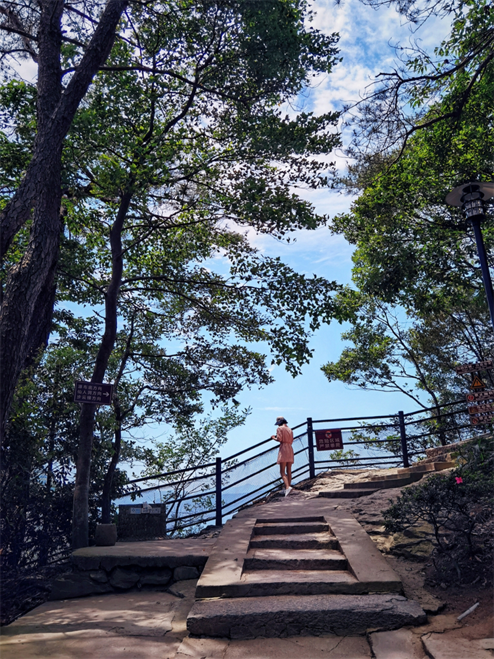 徐凫岩瀑布位于奉化溪口景区内,落差之大号称"浙东第一瀑",以高瀑直泻