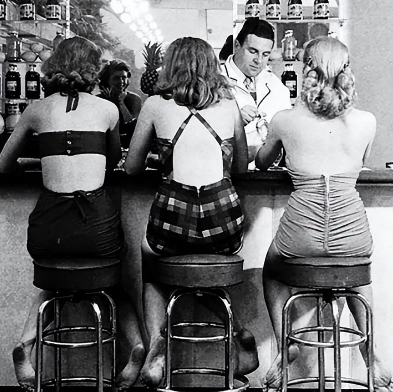 下面这张照片挺养眼啊,这是20世纪40年代的美国酒吧,三个打扮时尚的