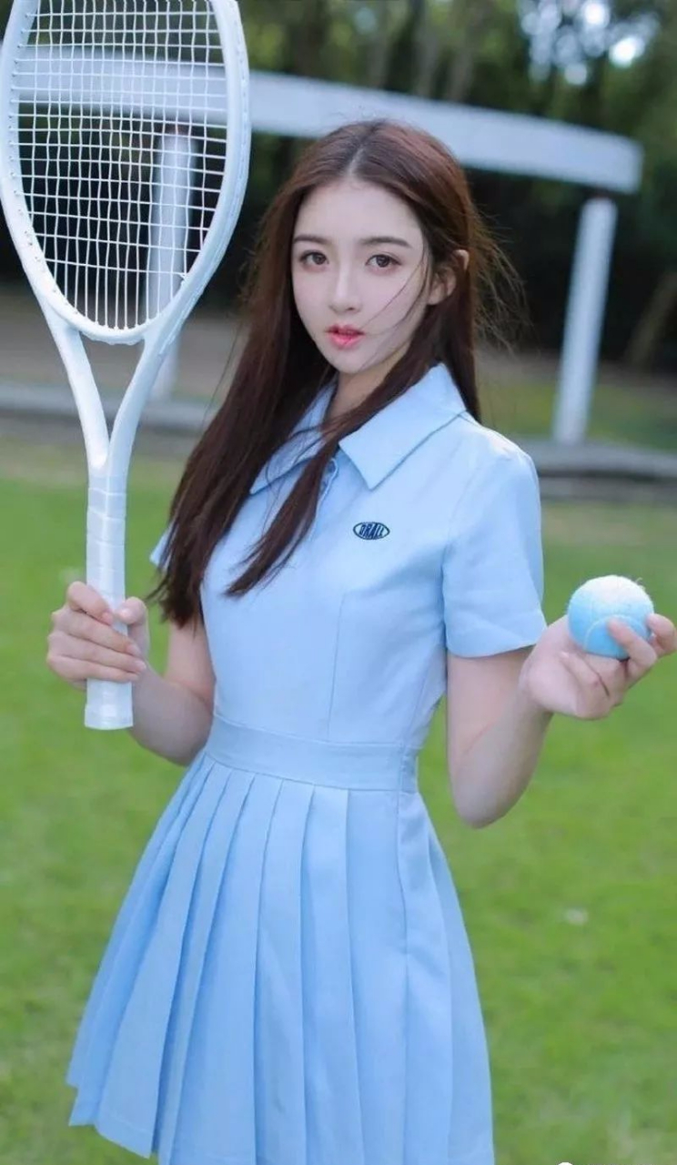 校园风蓝色制服穿搭喜欢打网球的长发美女