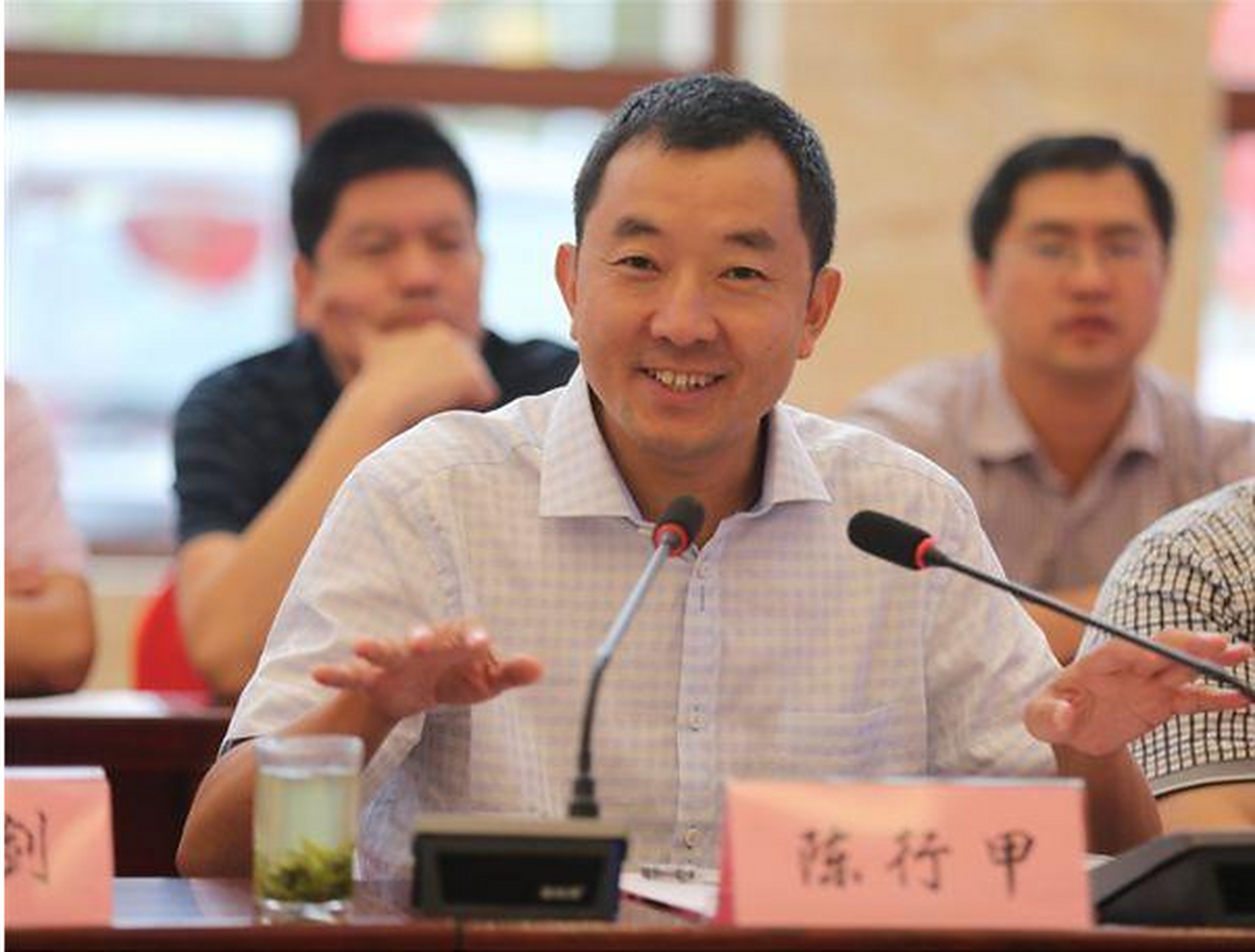 一位贫困的县书记想为县做推广,于是他想到请个歌星