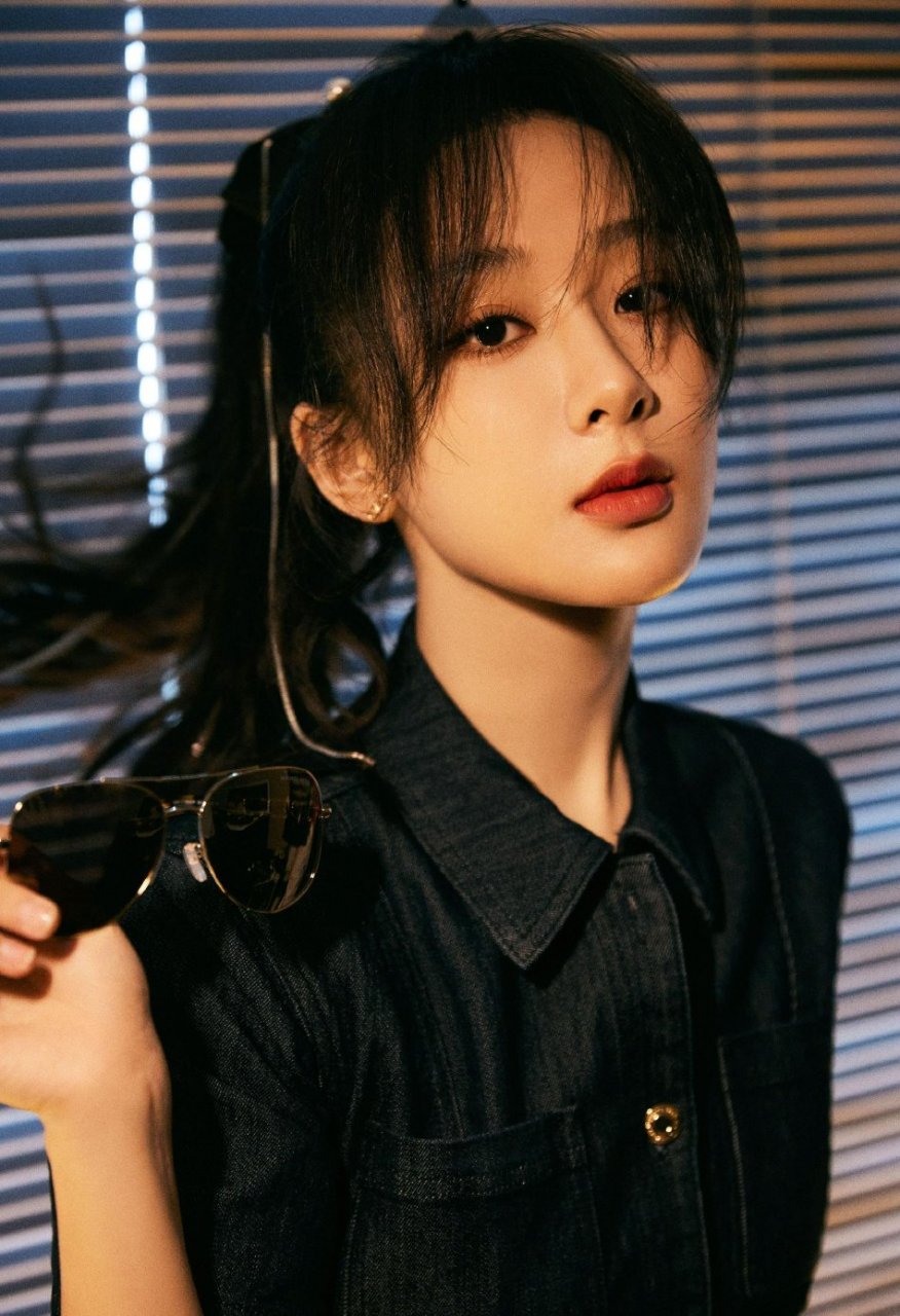 6月23日,杨紫活动写真曝光,杨紫穿牛仔连衣裙,简约又摩登,高马尾造型