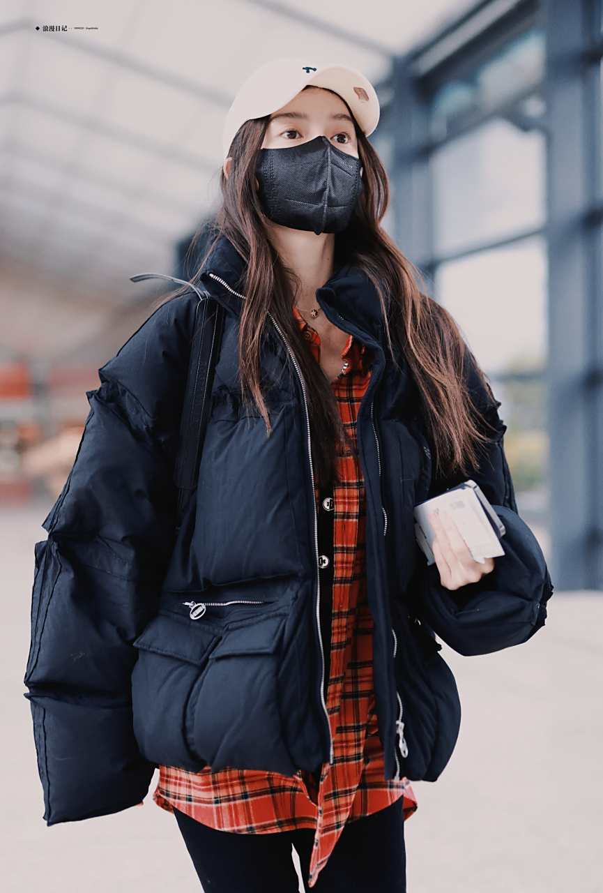 angelababy今天机场私服穿搭,黑色立领羽绒服搭配红色格子衬衫,黑色