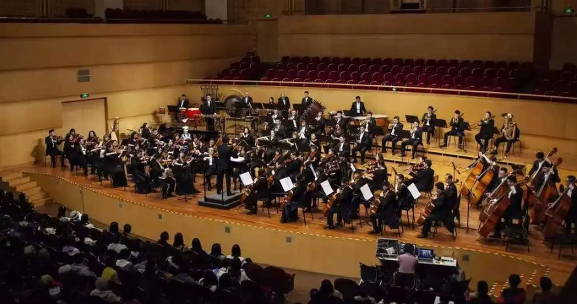 娱乐星闻速递# 沈阳交响乐团举办"致敬英雄"音乐会 中新网沈阳6月25