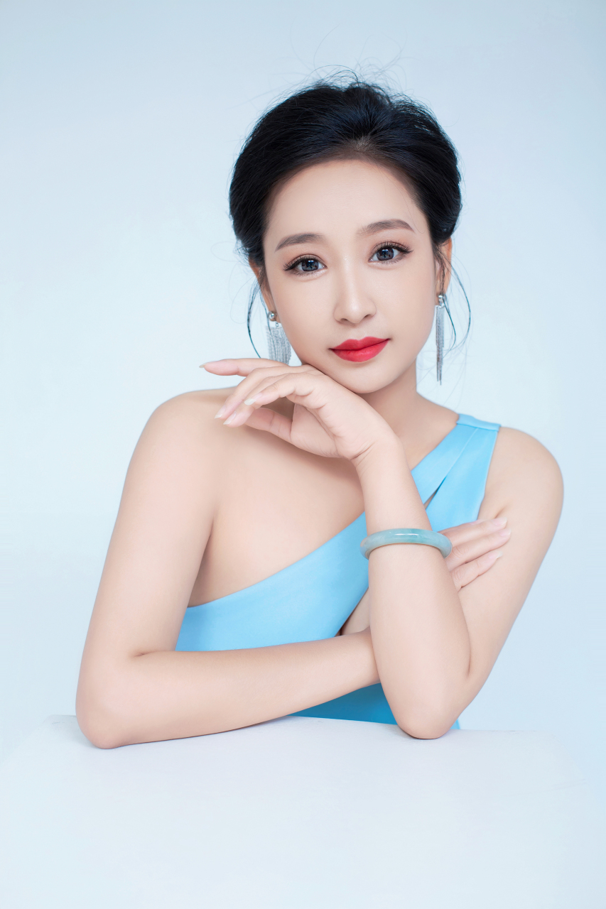 中国内地流行女歌手,曾先后进修于上海音乐学院,四川音乐学院,中国