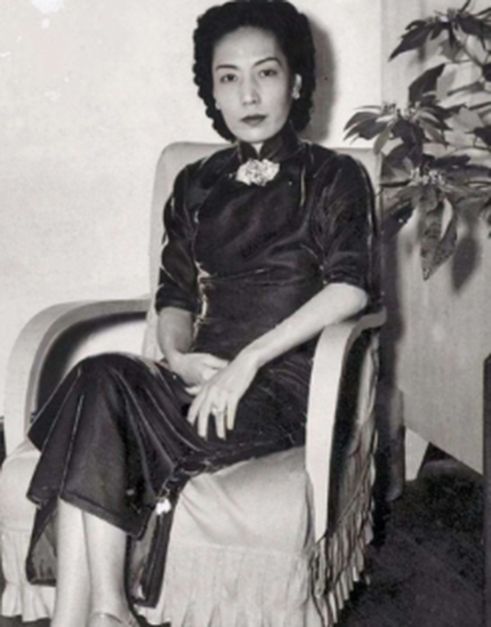 1965年,杜月笙的四姨太姚玉兰外出和朋友打桥牌时,突然感觉浑身燥热
