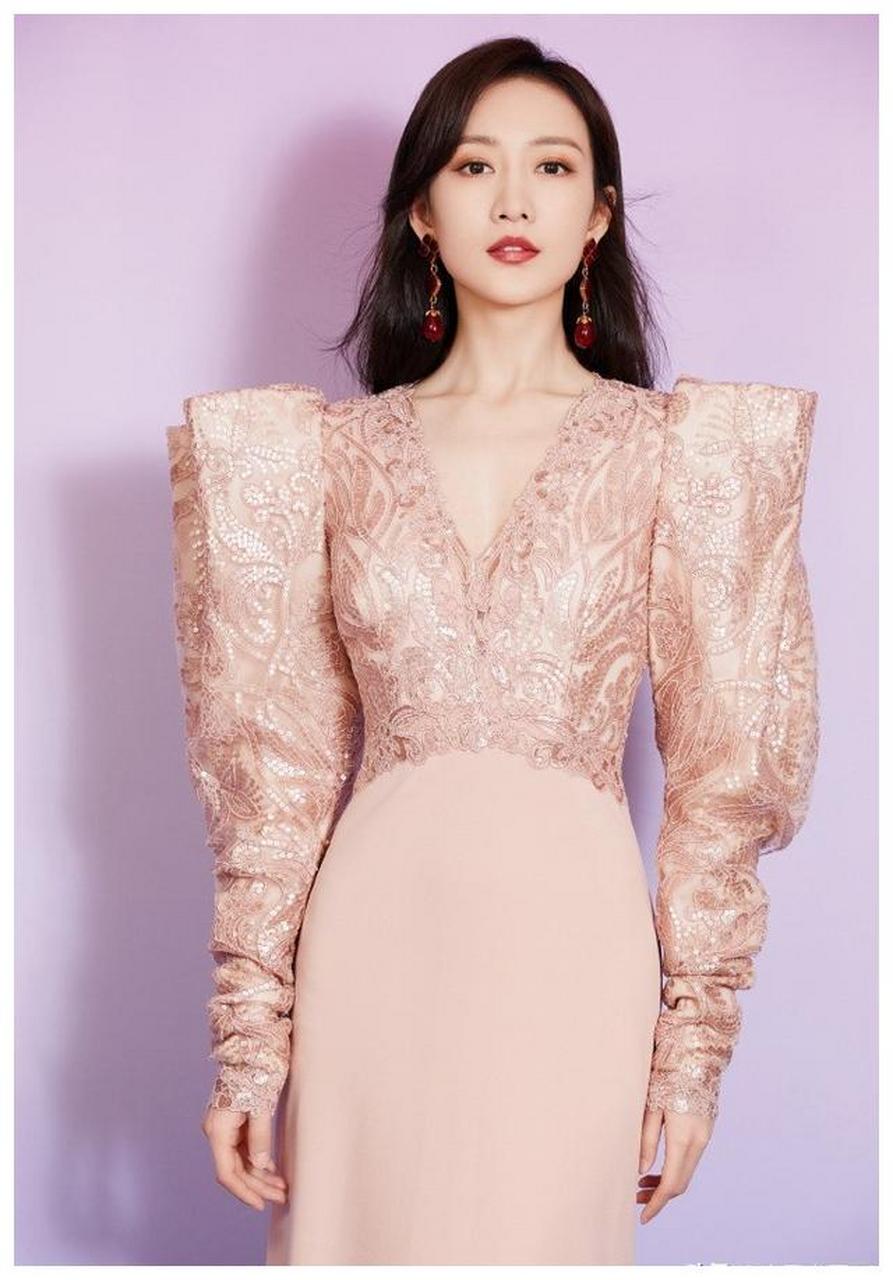 王鸥羊腿袖深v礼服活动照合集