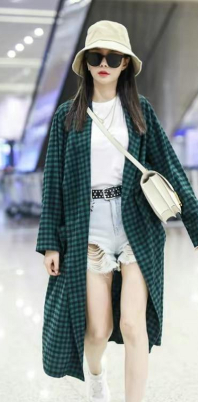 沈梦辰身穿小格纹风衣,搭配牛仔短热裤,秀美腿!