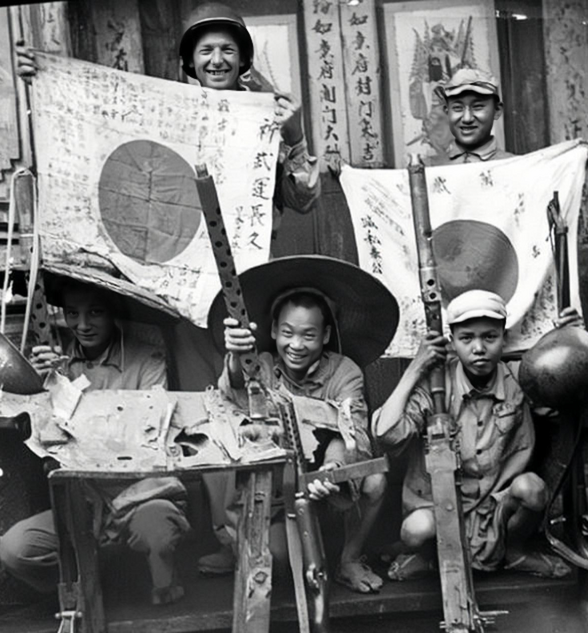 历史老照片: 1944年,云南松山战役,一组年轻的国军战士的留影.