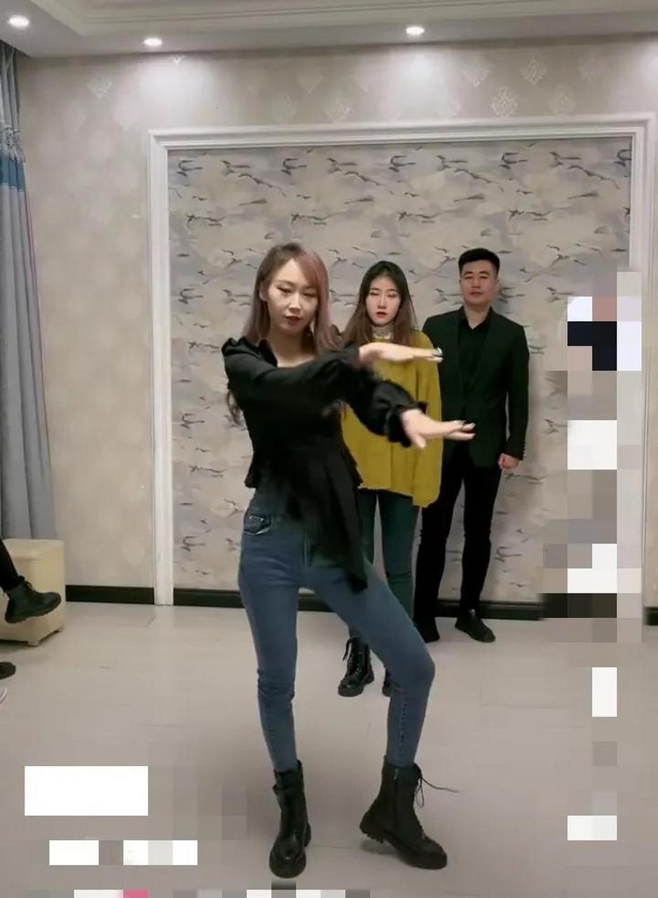 百家号星火计划# 霹雳舞大叔新招的女徒弟颜值和身材越来越高了,徊换