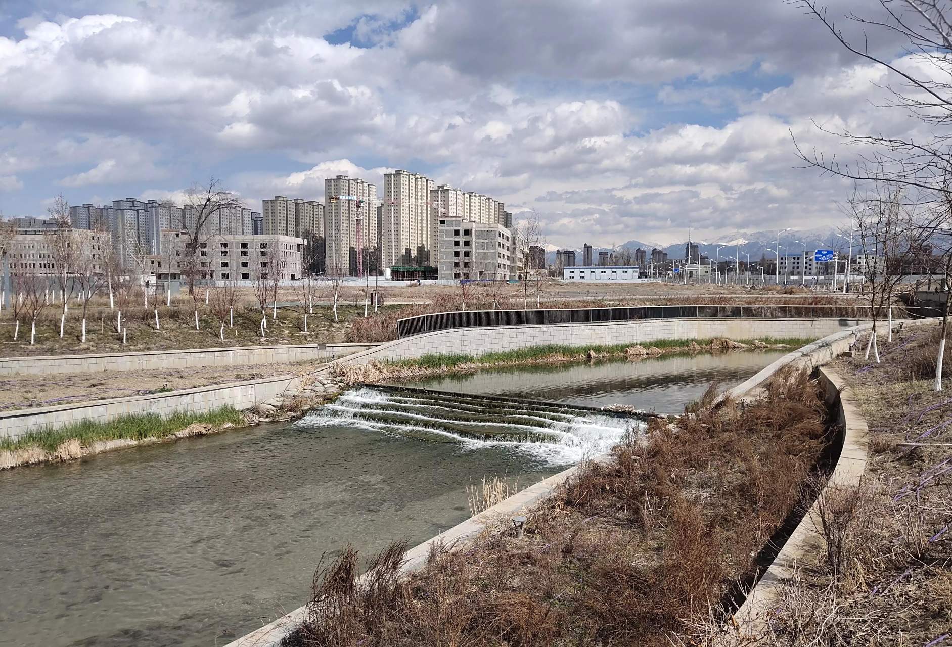 前几天发了一组乌鲁木齐水磨沟公园里水磨河的照片,有人说应该去水磨