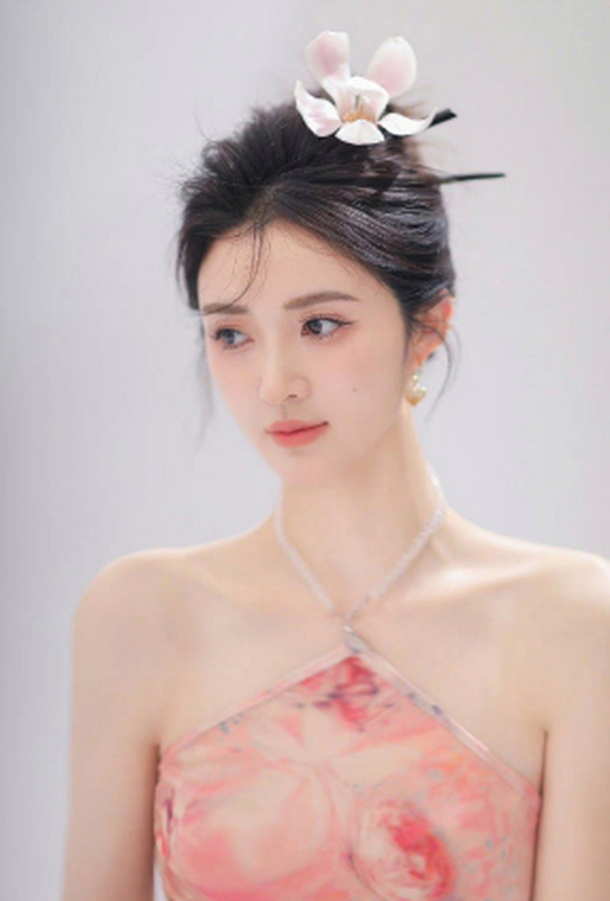 粉面含春 朱唇粉面