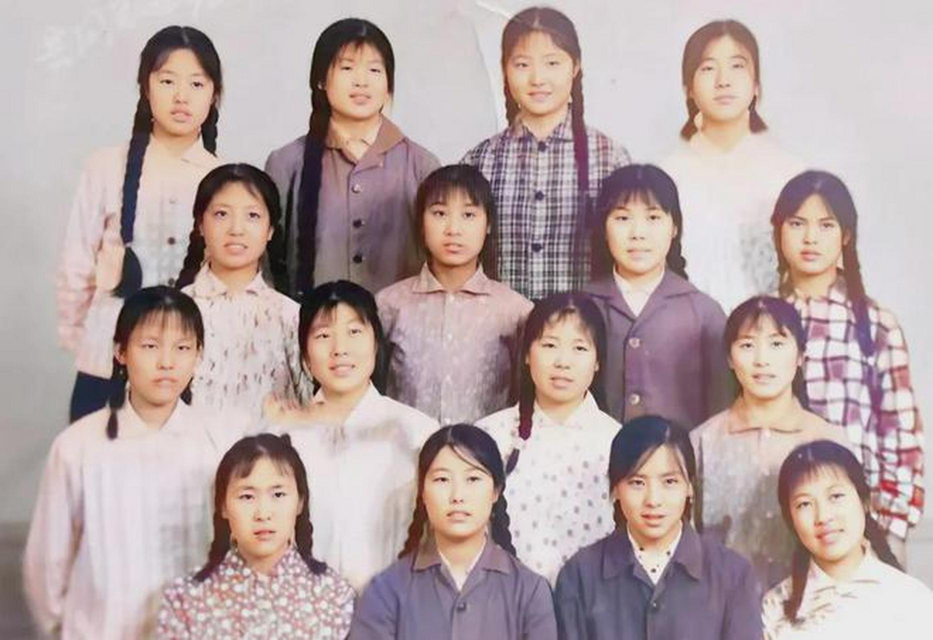 在上个世纪七十年代,一张工厂女工的合影流传至今.