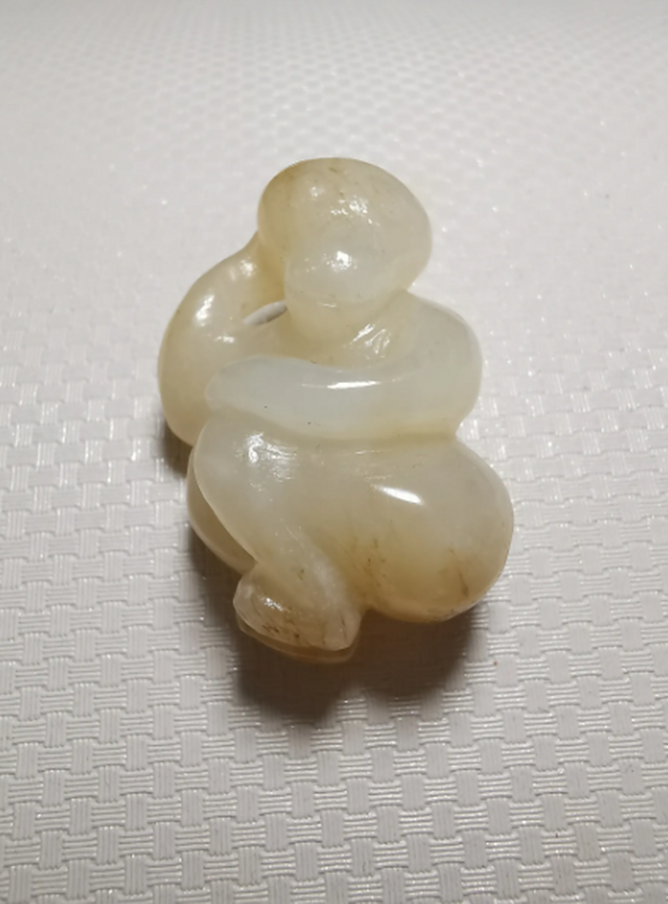 点击头像看直播##和田玉#新疆和田玉籽料玉猴雕件,玉质细腻油润,包浆