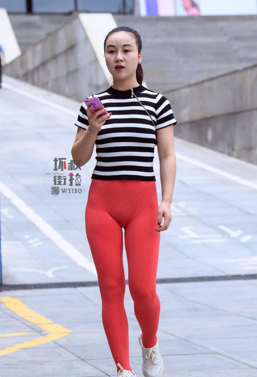 街拍:小姐姐穿大红瑜伽裤太惹眼,这身材一看就是个火辣的人