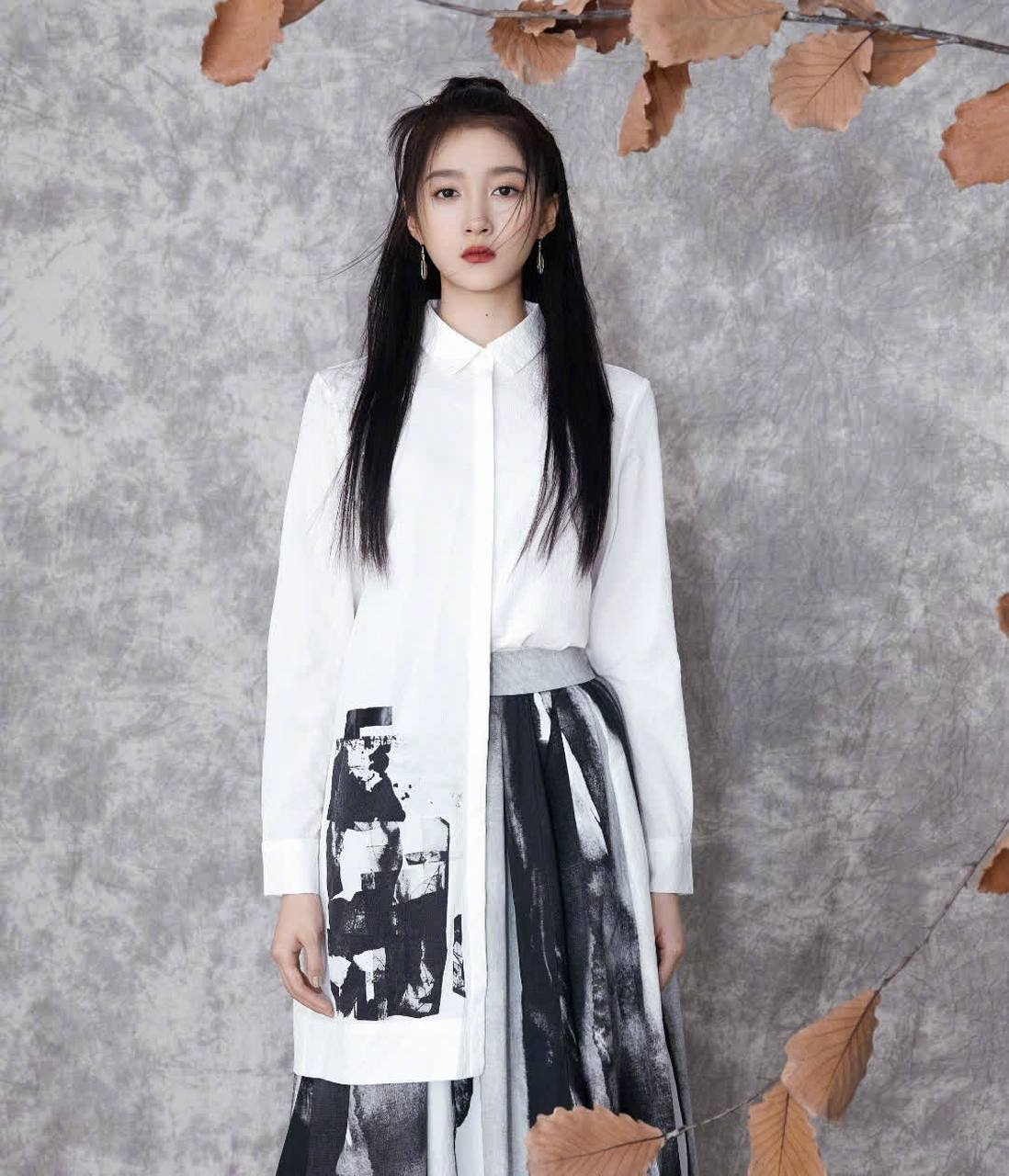 她也是一个身材高大的女孩. 蒋欣穿衣服显得臃肿,而关晓彤却很修长.