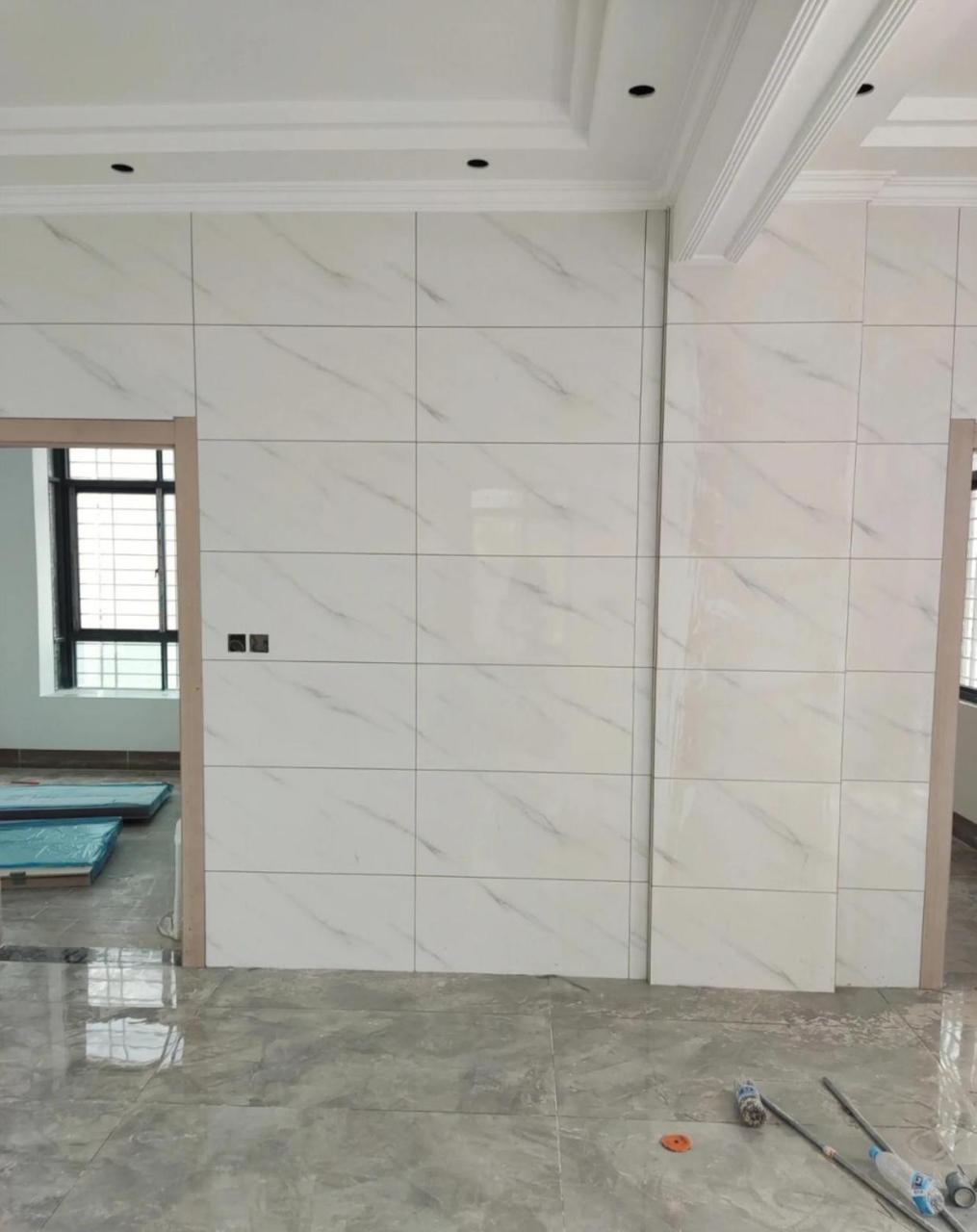 客厅鱼肚白瓷砖上墙了,丑爆了.