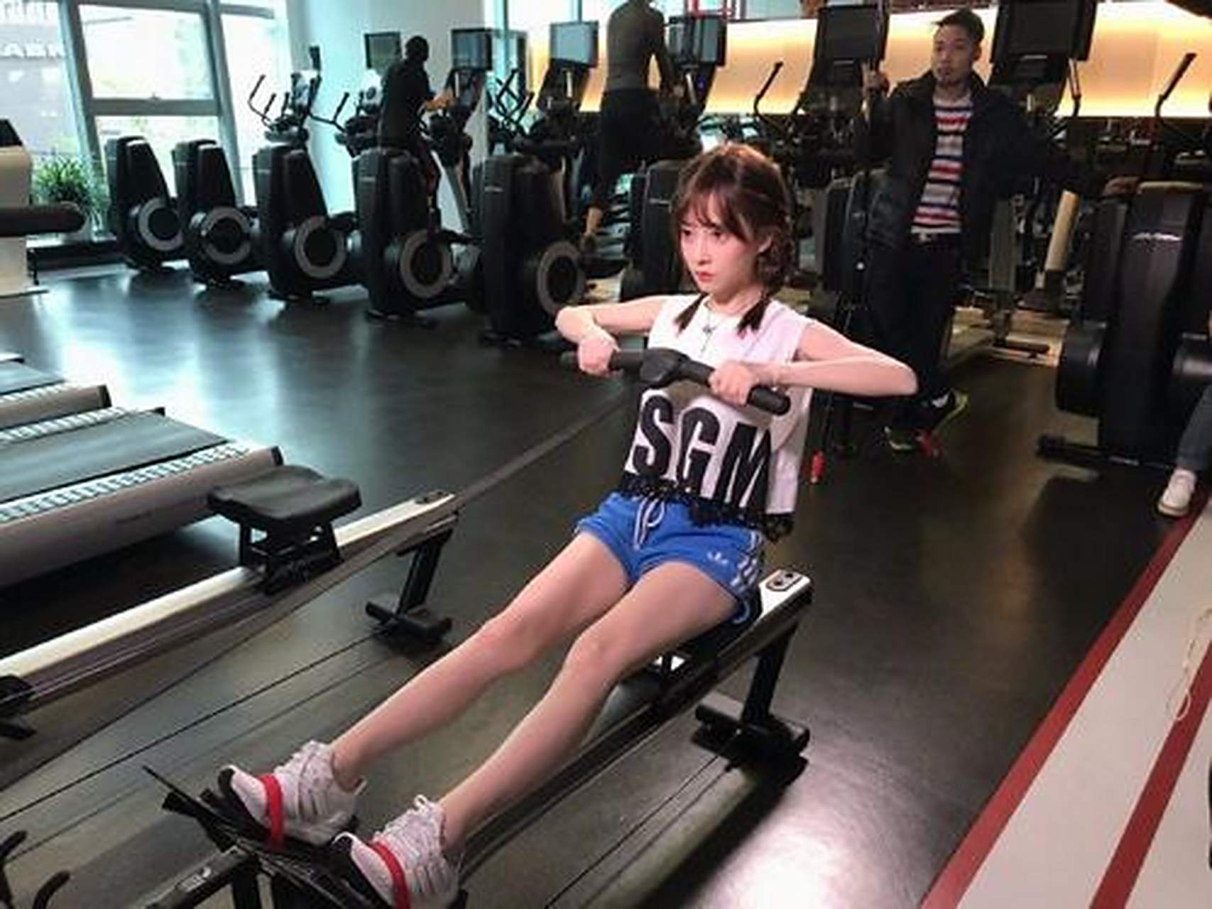 冯提莫晒健身自拍照,秀出一米五大长腿,网友赞叹女神来了!