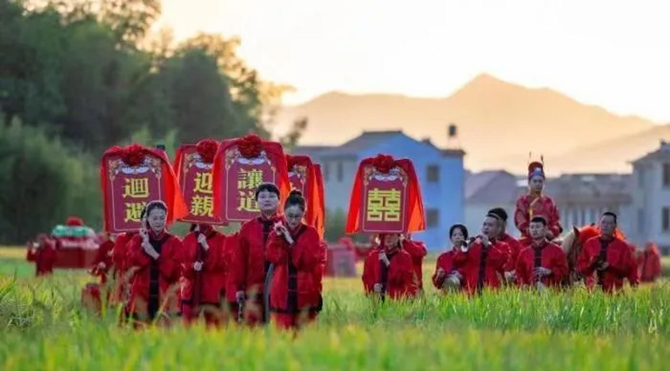 宁波宁海再现十里红妆盛景 中式婚礼的浪漫: 十里红妆,凤冠霞帔,八抬