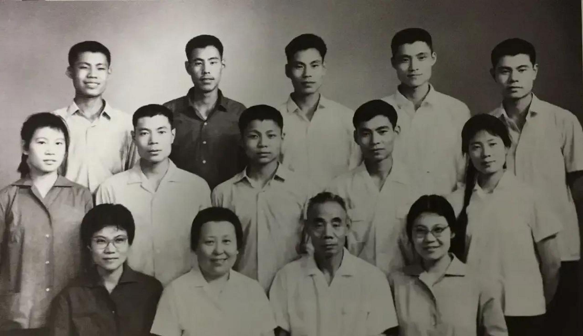 吴信泉和夫人俞慧如共育有十二个子女,其中八个儿子,四个女儿.