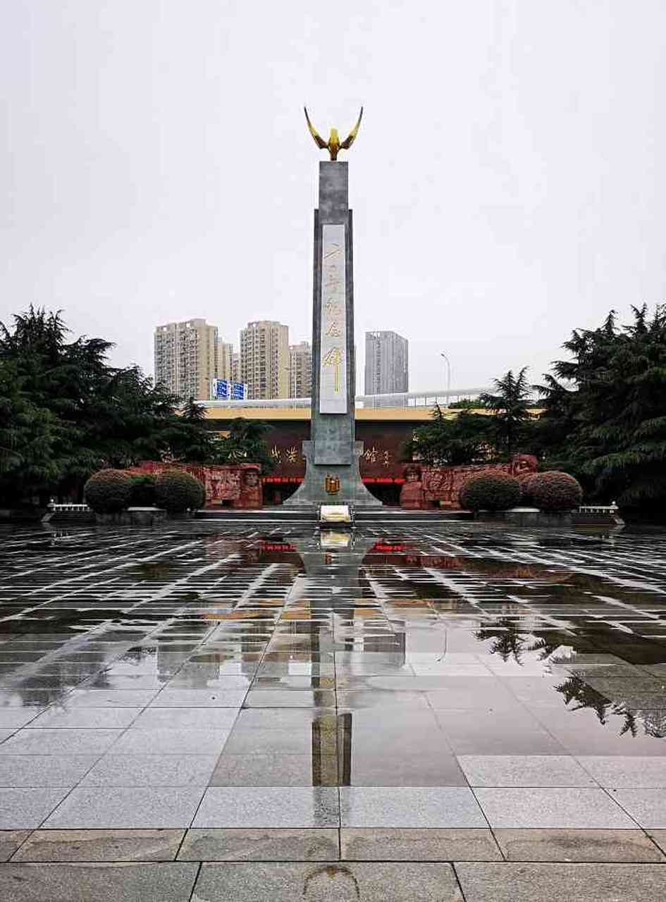 二七烈士纪念碑在武汉市汉口江岸"二七"革命纪念馆院内.