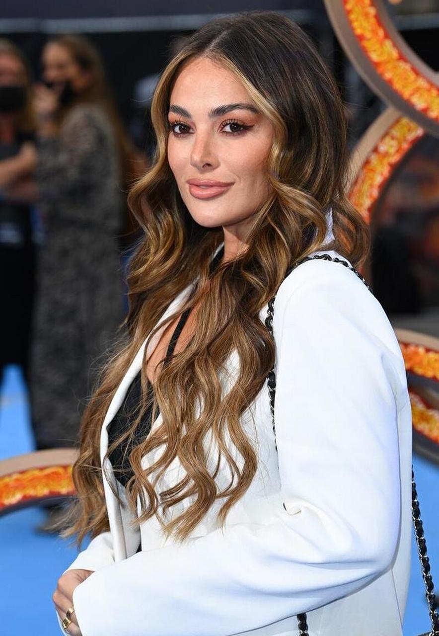 《尚气与十环传奇》英国首映式 考特尼-格林黑色裹胸 白外套