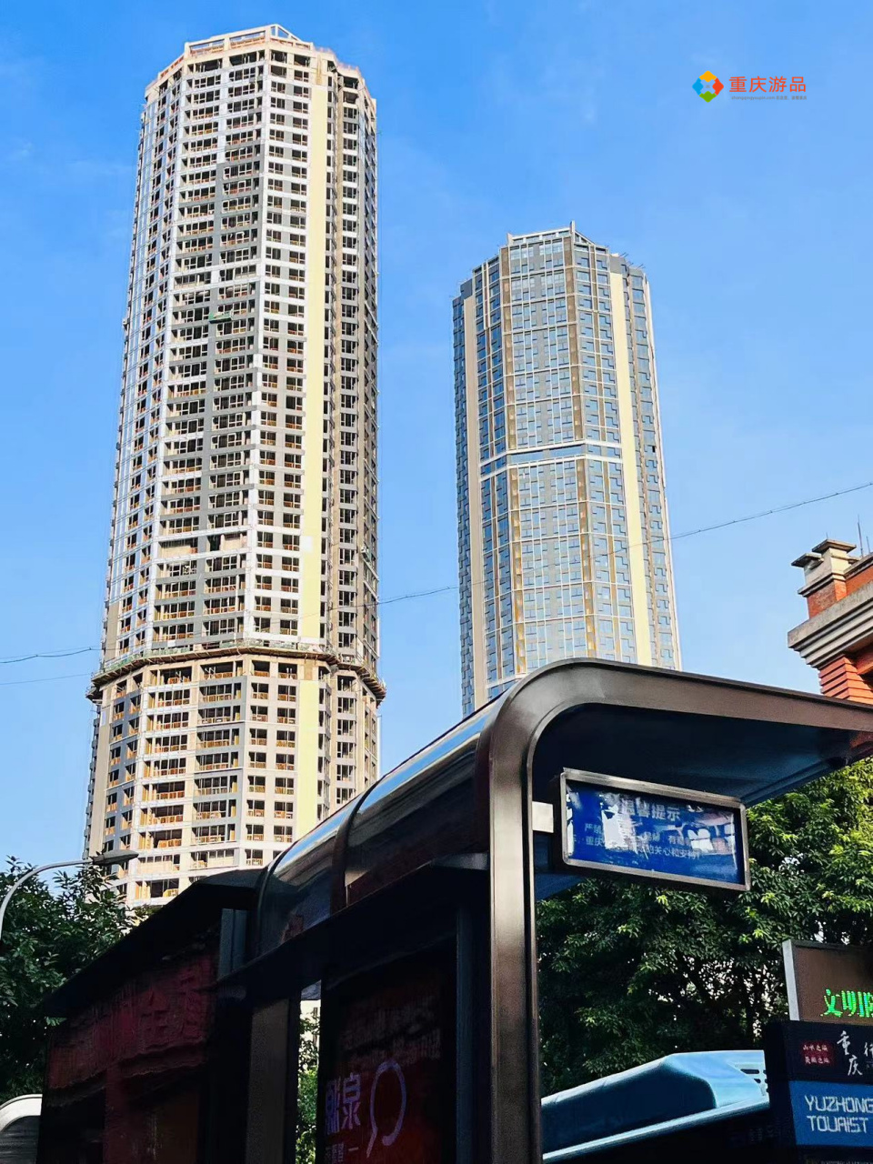 最近路过两路口,发现重庆中心居然还没有完工,从2017年动工至今