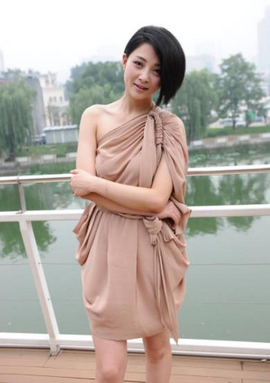 殷桃的腰# "老阿姨"殷桃已经43岁了,最近她晒出健身房自拍,水蛇腰太