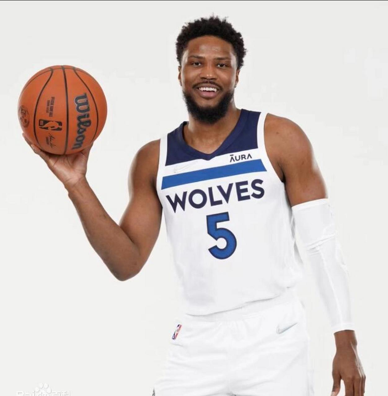 根据此前报道,比斯利和雄鹿的合同是1年270万美元.