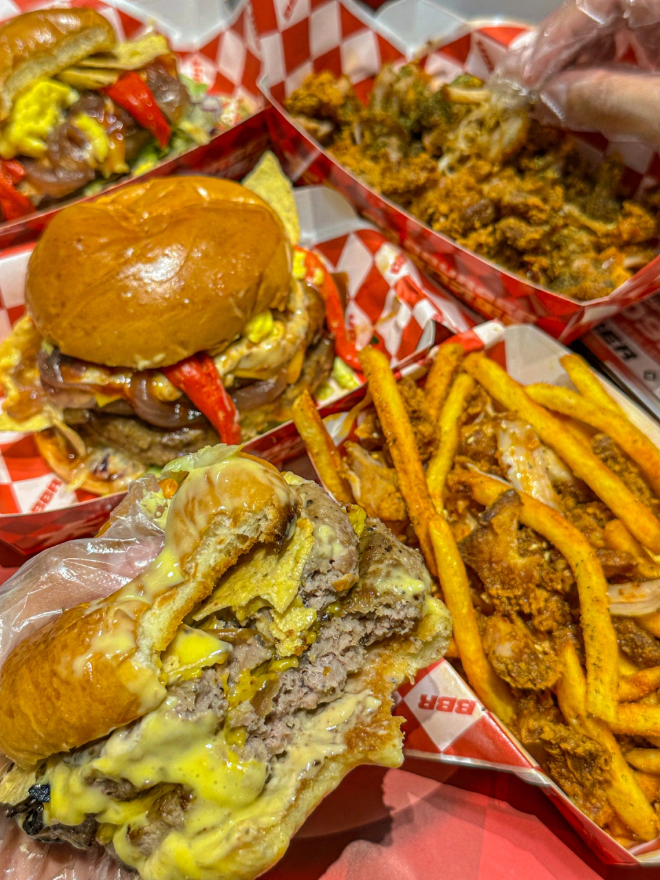 每次逛街路过都会被这家红色的美式汉堡店吸引,和朋友总算是打卡吃到