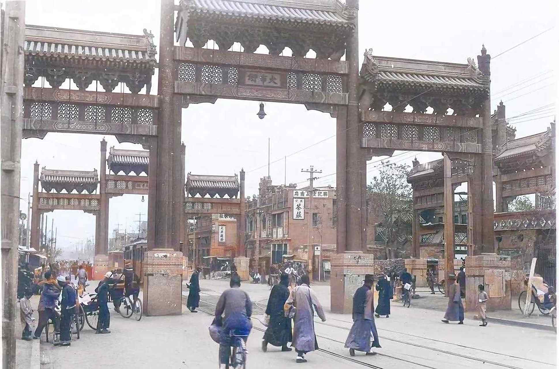 这是1925拍摄的北京皇城中心的东四牌楼,电车轨道穿门而出,两座牌楼均